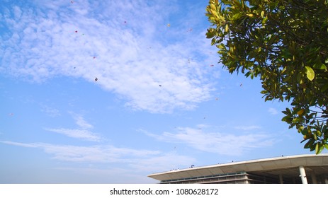 SINGAPORE - APR 3rd 2015: Kite Flying At Marina Barrage. Marina Barrage Is The Water-supply Place Of Singapore And Is The Park For Outdoor Activities Of People