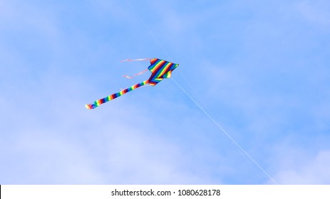 SINGAPORE - APR 3rd 2015: Kite Flying At Marina Barrage. Marina Barrage Is The Water-supply Place Of Singapore And Is The Park For Outdoor Activities Of People