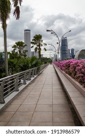 SINGAPORE - APRIL 12, 2019: Esplanade Bridge, Arch Bridge Over The Singapore River, Marina Bay. Hotel Swissôtel The Stamford On The Other Side.