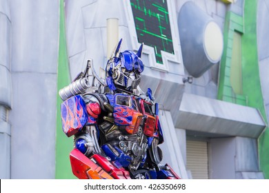 SINGAPORE - APRIL 13,2016 : The Model Transformer Same As The Actual Size Show At Sci-Fi City, Universal Studio, Singapore.