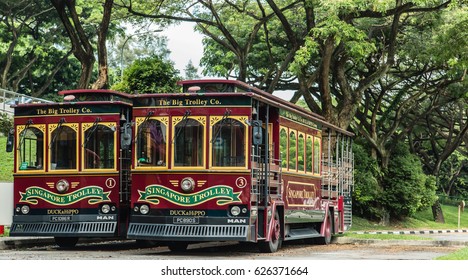 SINGAPORE - April  23,2017 : Singapore  Tourist Bus On Carpark