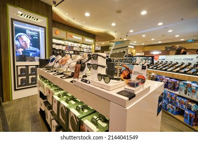 5,542 Electronics store headphones Images, Stock Photos & Vectors ...