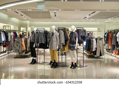 Modern Fashionable Brand Interior Clothing Store Stock Photo 1498332482 ...