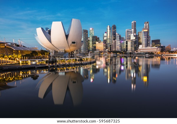 夕暮れ時のシンガポールの街並み マリーナ湾周辺に影を映したシンガポールのビジネスビルの風景 夕暮れ時のビジネス街に現代の高い建物 の写真素材 今すぐ編集