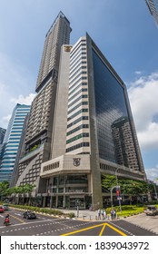 Singapore - December 4, 2019: Street Scene In Singapore At Sunny Day With The City House Office Building Tall Skyscraper In Singapore.