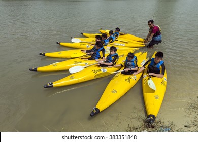 SINGAPORE - Feb 28, 2016: Group Of Secondary School Children Learn Kayaking At Singapore River.