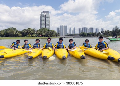 SINGAPORE - Feb 28, 2016: Group Of Secondary School Children Learn Kayaking At Singapore River.