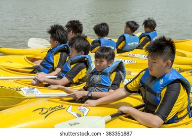 SINGAPORE - Feb 28, 2016: Group Of Secondary School Children Learn Kayaking At Singapore River.