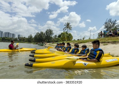 SINGAPORE - Feb 28, 2016: Group Of Secondary School Children Learn Kayaking At Singapore River.