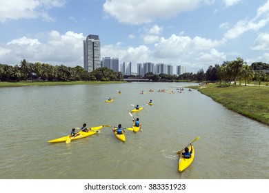 SINGAPORE - Feb 28, 2016: Group Of Secondary School Children Learn Kayaking At Singapore River.