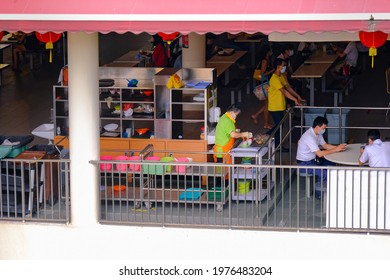 Singapore Feb2021 Tray Return Sorting Station At Tiong Bahru Hawker Centre. Cleaner Seen Clearing Used Crockery Trolley. People Wearing Masks During Covid Coronavirus Outbreak