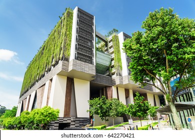 Singapore - February 17, 2017: Scenic View Of The School Of The Arts (SOTA). Modern Building With Green Walls. Wonderful Urban Vertical Gardening, Eco Design. Landscaping In Singapore.