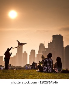 SINGAPORE - FEBRUARY 2011: An Unidentified Couple Flying Kite At Marina Barrage, Singapore. This Is A Popular Spot For Family And Friends To Spend Fun Time Together.