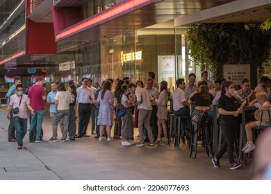SINGAPORE - JULY 27, 2022 : Businessman And Businesswoman 
Hang Out After Work Near Singapore Central Business District, A Modern Financial Building District Area In Raffle Place, Singapore.