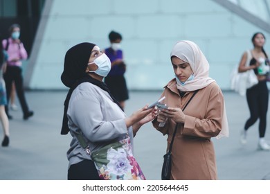 SINGAPORE - JULY 27, 2022 : Pedestrian People And Tourist Wearing Mask Near Singapore Central Business District, A Modern Financial Building District Area In Raffle Place, Singapore.