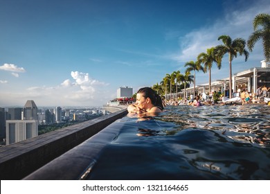 SINGAPORE  / June 2014 : Luxury Marina Bay Sands Rooftop Pool In Singapore