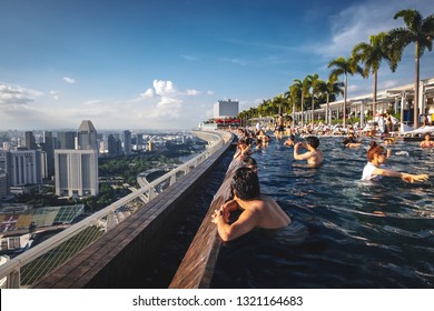 SINGAPORE  / June 2014 : Luxury Marina Bay Sands Rooftop Pool In Singapore