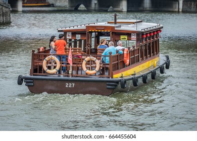 bumboat clipart people
