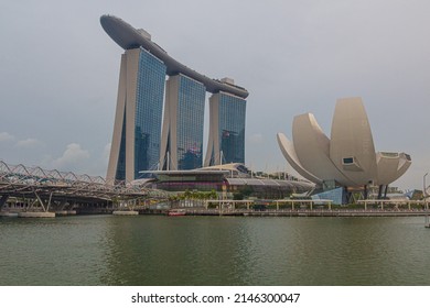 SINGAPORE, SINGAPORE - MARCH 10, 2018: Helix pedestrian Bridge, Marina Bay Sands building and the ArtScience Museum, Singapore