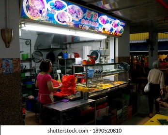 Singapore, March 8, 2016: Cook In A Restaurant In A Typical Singapore Food Court Or Hawker