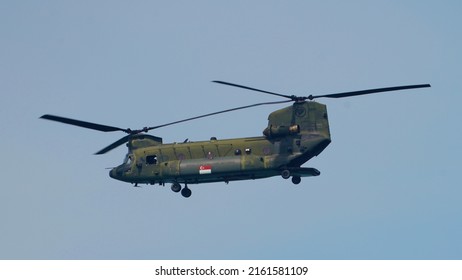 SINGAPORE - MAY 28, 2022: The Chinook Helicopter Fetch Visitors At The Army Open House 2022.