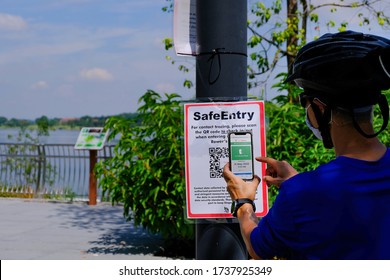 Singapore May2020 COVID-19 Man At Rower's Bay Park Scanning QR Code Via SafeEntry, A Digital Contact Tracing Tool (check-in System Developed Developed By GovTech). Circuit Breaker Coronavirus Outbreak