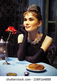 SINGAPORE, OCTOBER 19, 2019: A Beautiful Realistic Waxwork Of Famous Legend Actress Audrey Hepburn In Character From Breakfast At Tiffany's Movie On Display At Madame Tussauds Wax Museum Singapore. 