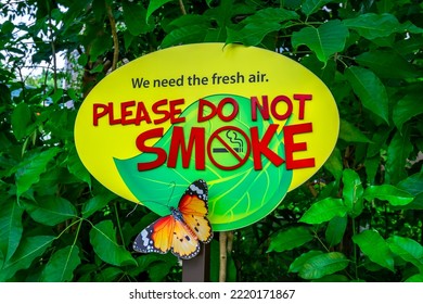 Singapore - Sept 16, 2018 : Please Do Not Smoke Sign In Park Near Hospital In Singapore.