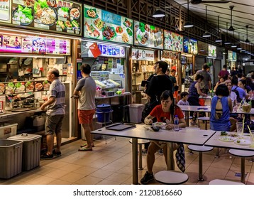 Singapore - September 07, 2019: Locals And Tourists, Customers Walking Through And Eating At The Street Hawker Center In Lau Pa Sat Telok Ayer Market