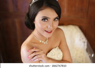 Singapore Woman Face Beauty Makeup Using Wedding Dress White. Singapore Woman Portrait Using White Gown