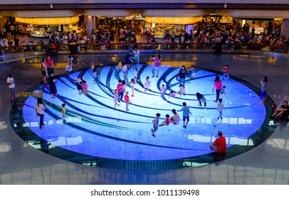 SINGAPORE-27 JAN 2018:people Play On The Light Playground In Singapore Marina Bay Shopping Mall Lobby