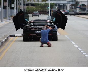 SINGAPORE-9 AUG 2021: The National Gallery Building, Left Of The McLaren Sports Car Is An Example Of The Popularity Of This Art Museum As A Great Place For Memorable Photography For The Car Owner.