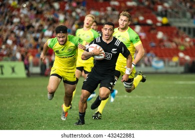 SINGAPORE-APRIL 17:New Zealand 7s Team (black) Plays Against Australia 7s Team (yellow/green) During Day 2 Of HSBC World Rugby Singapore Sevens On April 17, 2016 At National Stadium In Singapore