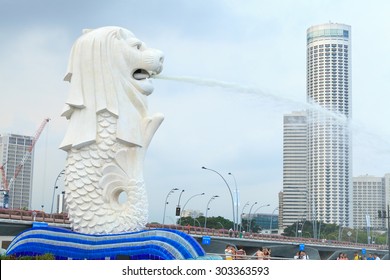 SINGAPORE-OCT 12, 2012: The Merlion Fountain Statue In Singapore On October 12,2012. Merlion Is A Imaginary Creature With The Head Of A Lion, Symbol Of Singapore.