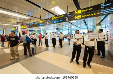 SINGAPORE-October13: Many passenger at International Airport on Oct 13, 2013. Changi Airport serves more than 100 airlines operating 6,100 weekly flights connecting Singapore to over 220 cities
