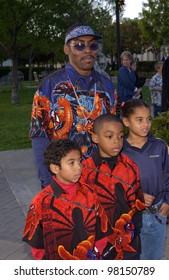 Singer COOLIO & Children At The World Premiere, In Hollywood, Of Jimmy Neutron: Boy Genius. 09DEC2001.    Paul Smith/Featureflash