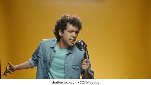 Cantante sosteniendo un micrófono