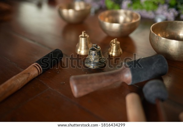 Singing bowls (also known as Sound Bowls,\
Tibetan Singing Bowls, Rin gongs, Himalayan Bowls and Suzu Gongs)\
which are used worldwide for meditation, music, relaxation, and\
personal well-being.\
