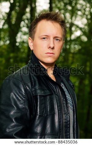 Foto Bild maennliches portrait im wald