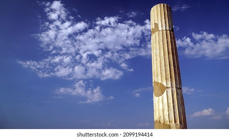 Single Column Sky With Clouds  