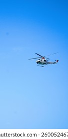 Un solo helicóptero en un cielo azul