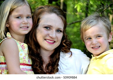 Vier kinderen die samen rondhangen in stockfoto (nu bewerken) 1065441956 pic