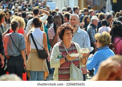 Single Person Walking In Crowded Downtown Eating Italian Street Food Turin Italy September 26 2022