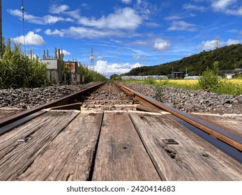 単線と空　A single railroad track and a magnificent sky 