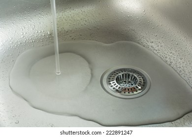 Sink With Waterdrops, Water Jet And Chrome Drain Strainer