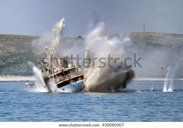 Sinking Old Navy Ship Explosion Stockfoto Jetzt Bearbeiten