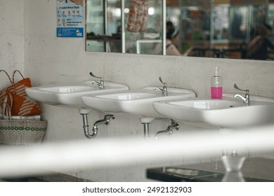 sinks lined up under the mirror