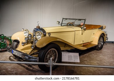 SINSHEIM, GERMANY - MAI 2022: Beige Mercedes Benz 710 SS Cabrio 1930 250s