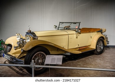 SINSHEIM, GERMANY - MAI 2022: Beige Mercedes Benz 710 SS Cabrio 1930 250s