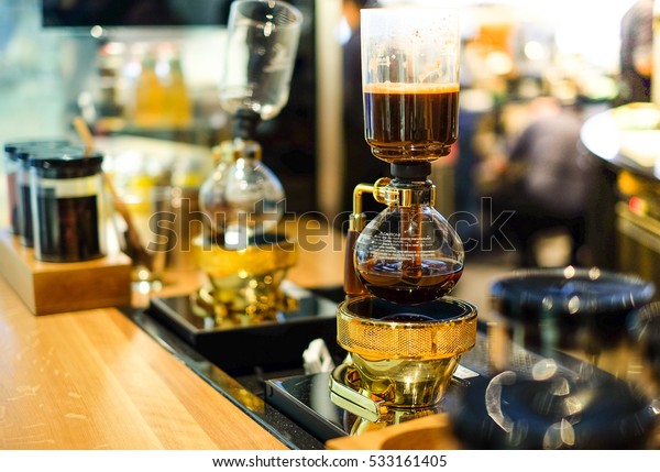 Sıcak espresso için Sifon Kahve Demleme Stok Fotoğrafı (Şimdi Düzenle
